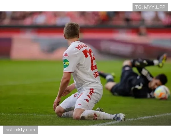 美因茨球员进球后展示纪念T恤，声援因病住院的青少年球迷