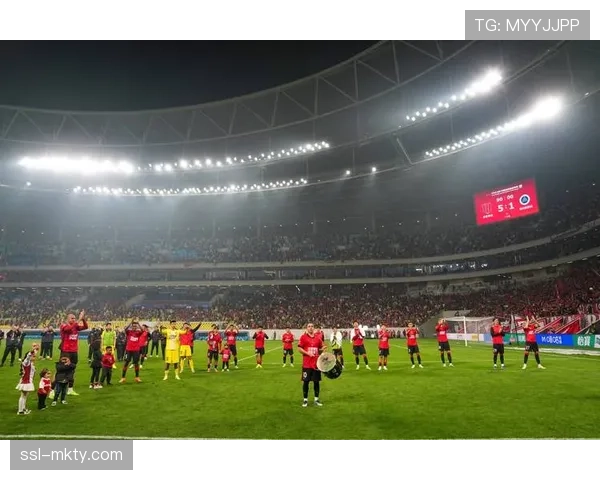 “足球进校园”活动走进成都,中超球员与小学生进行趣味互动 “足球进校园”活动走进成都,中超球员与小学生进行趣味互动